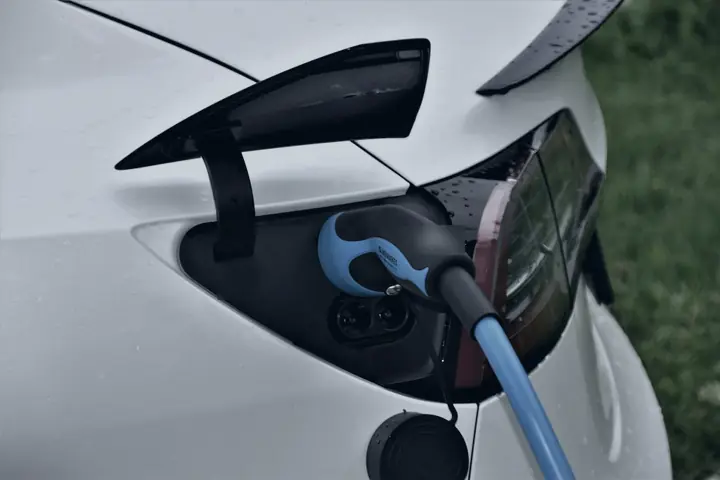 Câble de recharge branché sur un véhicule électrique
