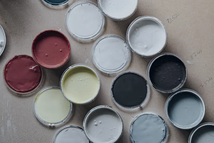 Pots de peinture ouverts, vus du dessus